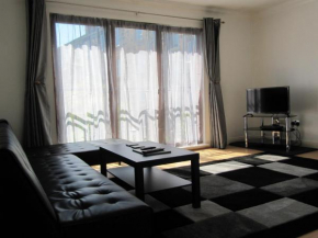 Amazing 2 Bedroom Cottage Apartment with Free Private Parking, Free Netflix and Free Wi-Fi